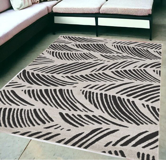 5' X 8' Machine Woven UV Treated Oversized Leaves Indoor / Outdoor Area Rug - Black White