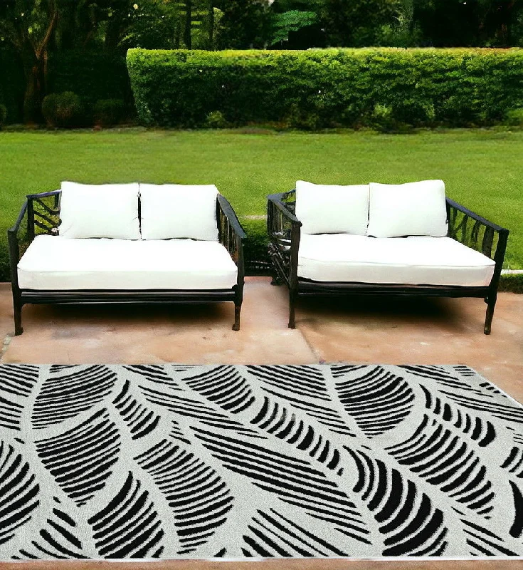 7' X 10' Machine Woven UV Treated Tropical Palm Leaves Indoor / Outdoor Area Rug - Black White