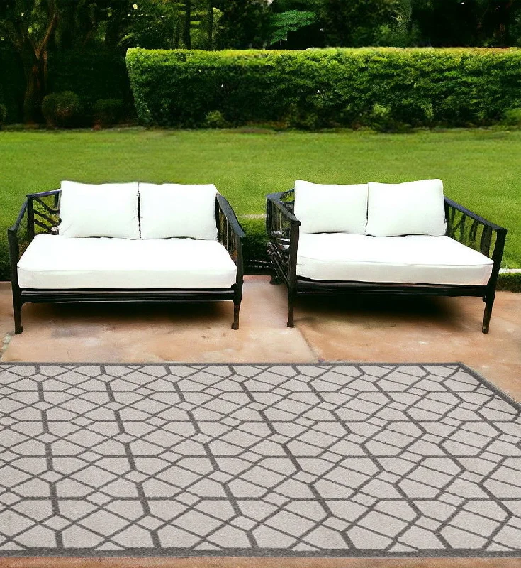 7' X 11' Geometric Diamonds Indoor / Outdoor Area Rug - Ivory Gray