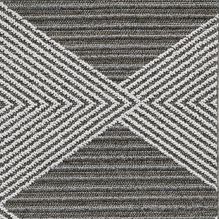 7' X 9' Geometric Diamonds Indoor / Outdoor Area Rug - Gray / Ivory