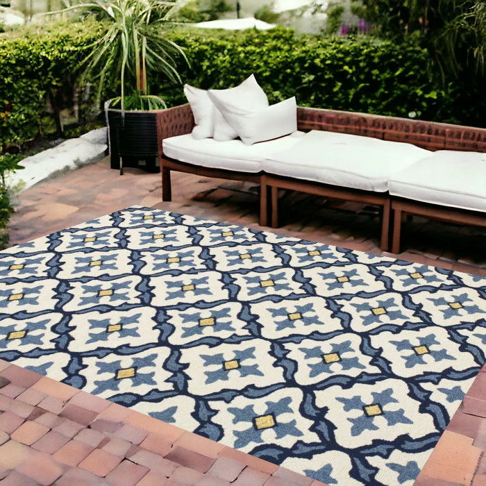 8' X 10' Hand Woven UV Treated Quatrefoil Indoor / Outdoor Area Rug - Ivory Blue